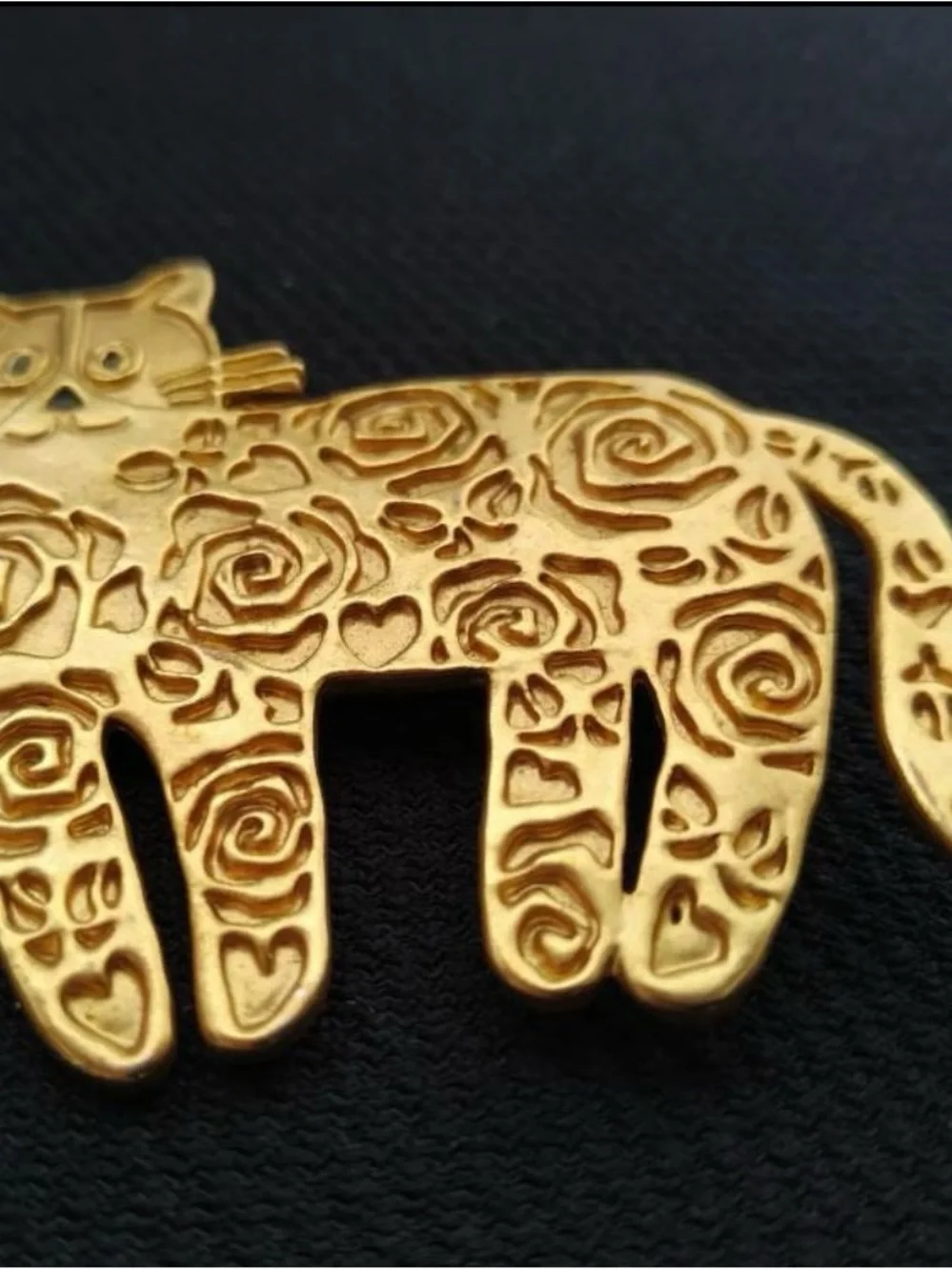 Vintage Unsigned Lancôme Paris Gold-tone Cut Out Rose Pattern Cat Brooch
Rare - Picture 5 of 10